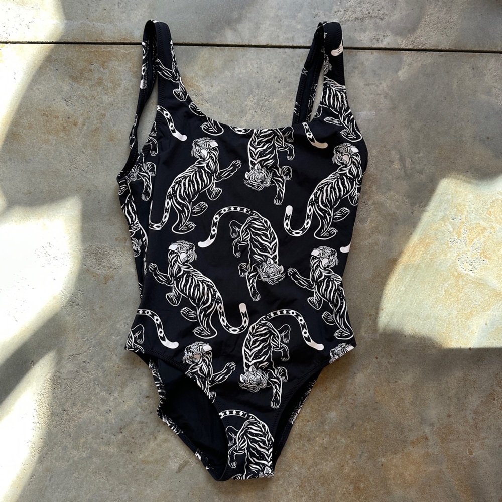 NWT Solid & Striped Swimsuit 🐅